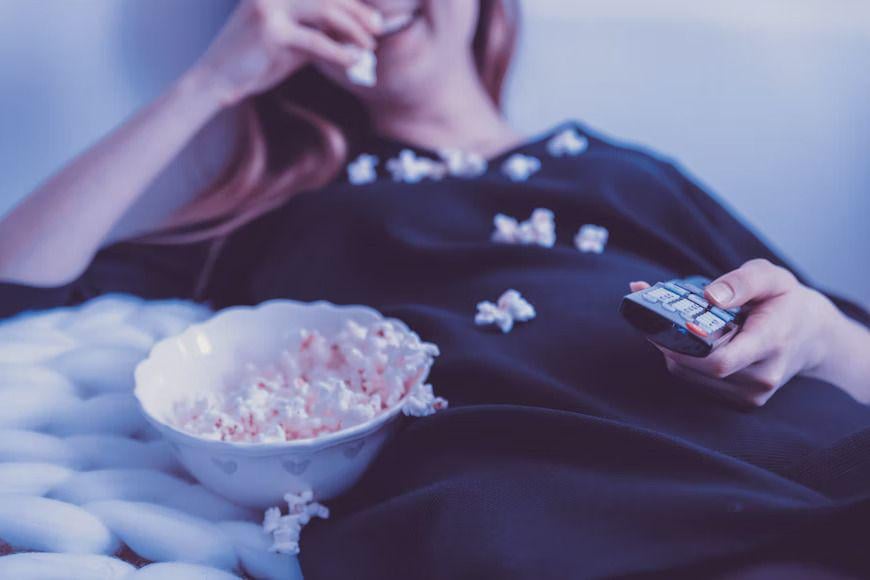ilustrasi kesenangan saat streaming film (unsplash.com/jeshoots)