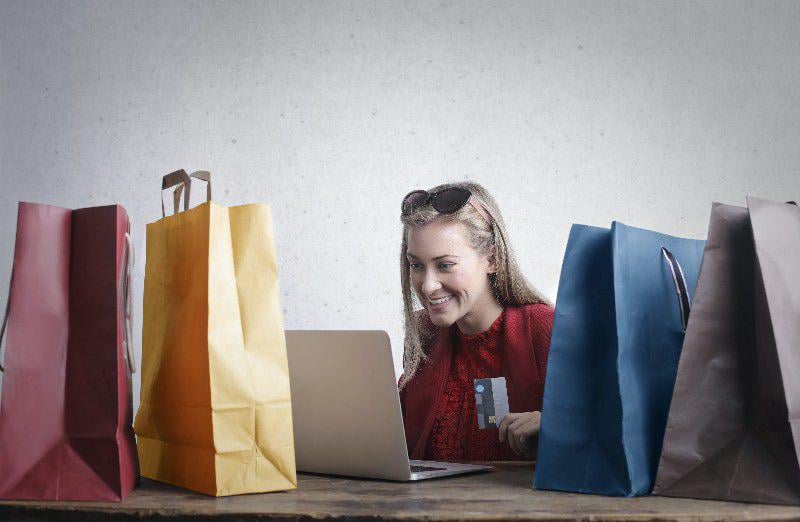 Ilustrasi orang rajin lihat promo dan voucher hemat (Pexels.com/Andrea Piacquadio)