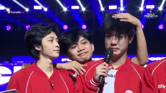 7 Potret Haru BTR Maxxx saat Dapatkan Trofi Pertama di Piala Presiden 2022 MLBB