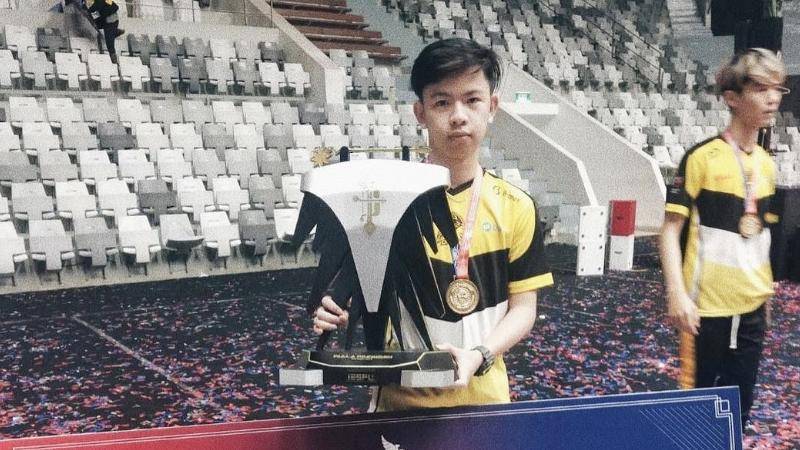 Drian memegang piala juara 1 PPE 2019. sc: Instagram
