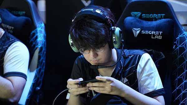 FwydChickn bersama tim The Valley di M4 World Championship. Foto:instagram.com/fwydchickn