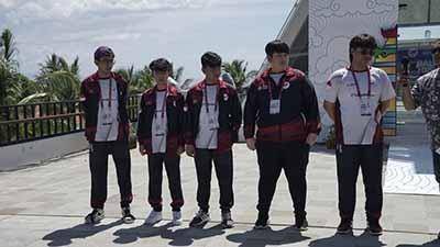 Timnas Indonesia usai memengkan match melawan Filipina di Upper Bracket Quarterfinals IESF WEC 2022 cabang MLBB. Foto: IESF