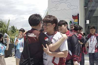 Timnas Indonesia usai memengkan match melawan Filipina di Upper Bracket Quarterfinals IESF WEC 2022 cabang MLBB. Foto: IESF