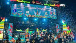 Seluruh juara dari tujuh cabang mengangkat piala di closing ceremony IESF WEC 2022, Minggu (11/12/2022). Foto: IESF