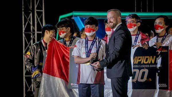 Timnas Mobile Legends Indonesia saat meraih medali emas di IESF WEC 2022. Foto: Facebook IESF