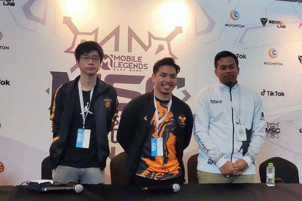 Kiri ke kanan: Head of Esports RRQ, Wilbert Marco; Orange Esports Key Manager, Keith Elisha Lee; Coach tim Todak, Hazim. Foto: GGWP.ID.