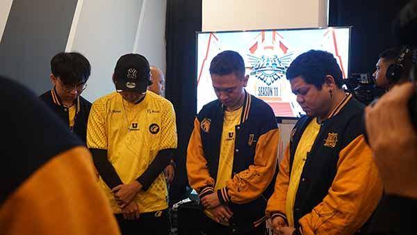 ONIC Esports berdoa jelang pertandingan di MPL ID S11. Foto: Moonton