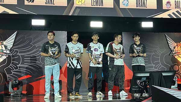 ONIC Sanz, RRQ Lemon, EVOS Branz, Geek Baloyskie, dan ONIC Kairi sebagai pemenang First Team di MPL Awards, Sabtu (8/4/2023). Foto: GGWP.ID