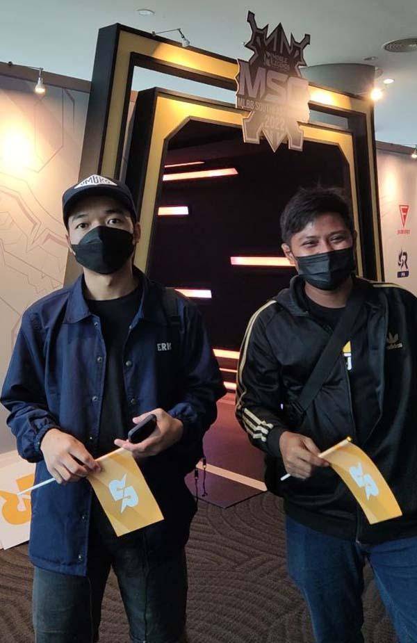 Fans RRQ Hoshi, Rizky (kiri) dan Khairul Anwar (kanan) di MSC 2022 di MITEC, Kuala Lumpur.