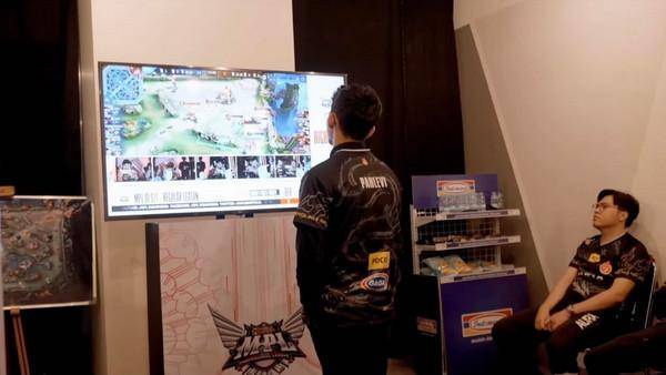 Coach Pahlevi mengamati pertandingan Aura Fire dari ruang ganti. (AURA TV)