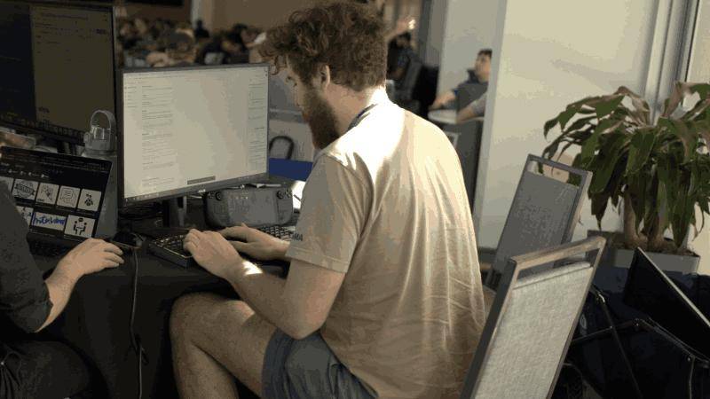 Sumber: <a href="https://old.reddit.com/r/SteamDeck/comments/1b1iit6/won_a_programming_hackathon_using_a_steam_deck/">Reddit</a>
