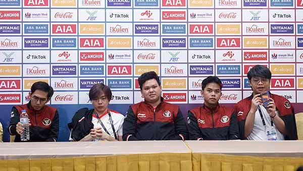Timnas MLBB Putra Indonesia dalam sesi interview usai mengalahkan Singapura di Day 2 Group Stage, Sabtu (13/5/2023). Foto: Moonton