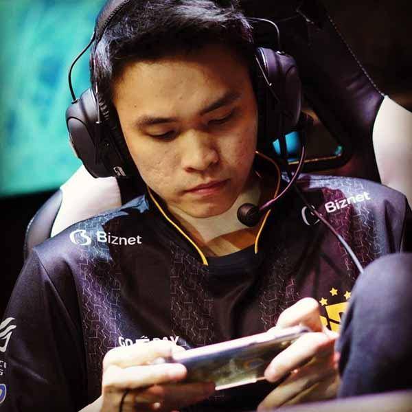 Tuturu saat masih aktif sebagai pemain di tim RRQ. Sumber: instagram.com/dky_tuturu