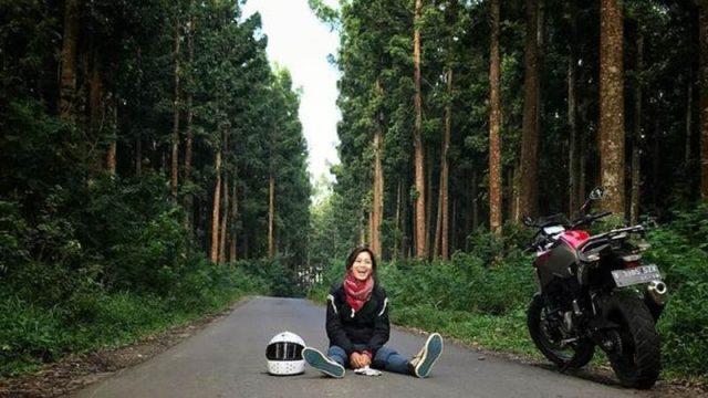4 Artis Cantik yang Suka Hobi Mengendarai Motor Gede, Cantiknya Nambah!
