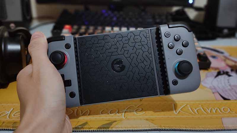 Grip yang nyaman digenggam, tombol yang clicky, dan analog yang hampir tidak memiliki deadzone, Gamesir X2 menjadi gamepad favorit penulis untuk memainkan game android.