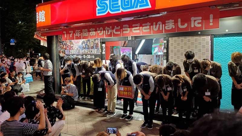 Karyawan SEGA cabang Akihabara mengucapkan rasa terimakasih mereka kepada para pelanggan, Sumber: <a href="https://www.reddit.com/r/gaming/comments/ijue2m/employees_thanking_loyal_customers_after_second/">Reddit</a>