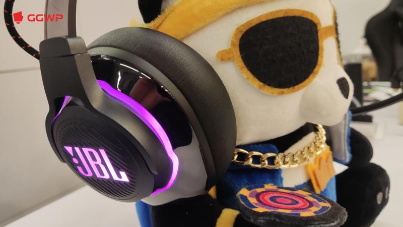 Ilustrasi Boneka Gamer pakai JBL Quantum 810