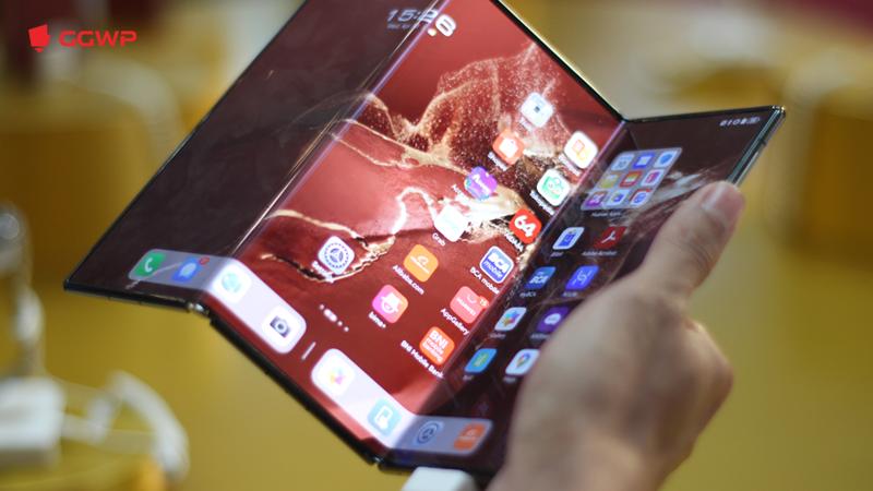 Tampilan Huawei Mate XT