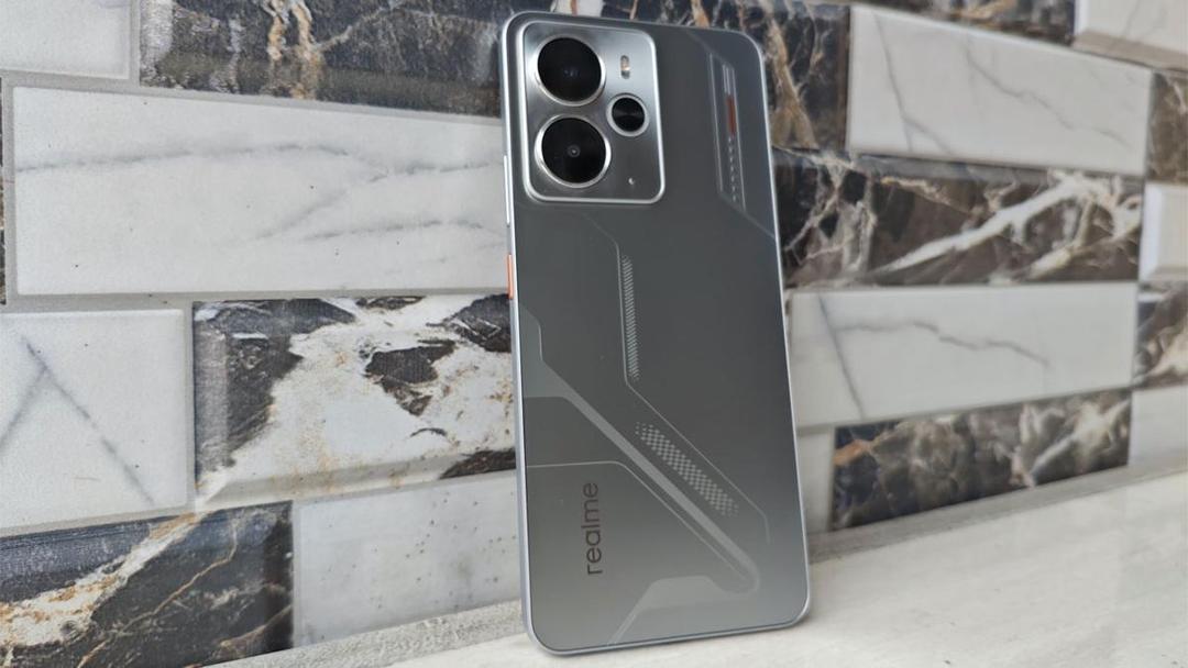 Tampilan punggung realme 14 5G dengan warna Mecha Silver