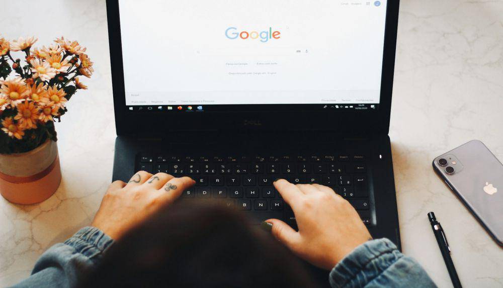 Bayangan Masa Depan Chrome (unsplash.com/Nathana Reboucas)