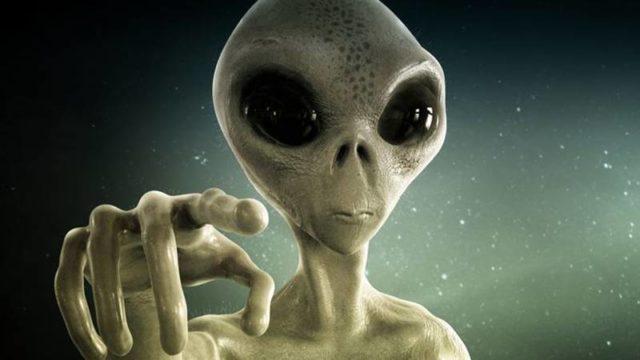 Makhluk Aneh Terekam CCTV, Benarkah Mirip Alien?