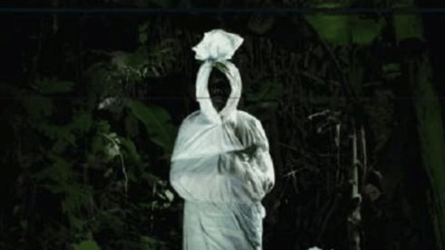 Pocong Terlihat Jelas di Atap Rumah, Asli atau Setingan?