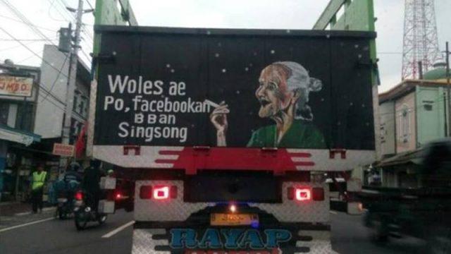 Tujuh Tulisan Lucu di Truk yang Bikin Ngakak