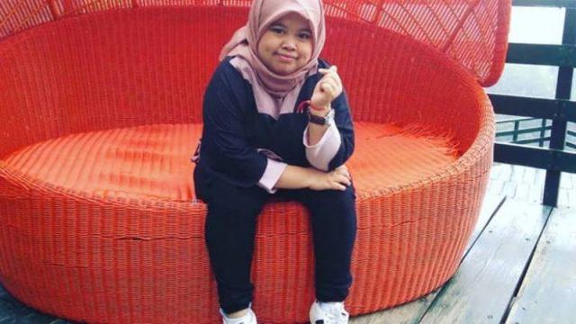 Kurang Fokus, Wanita Ini Menabrak Pintu Kaca yang Bikin Ngakak!