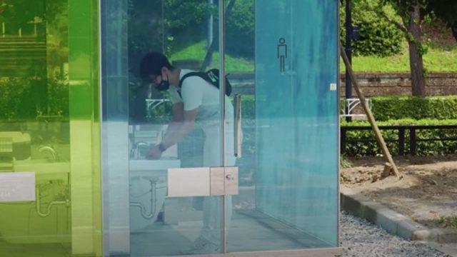 Penasaran Rasanya Memakai Toilet Transparan? Bisa Coba di Negara Ini!