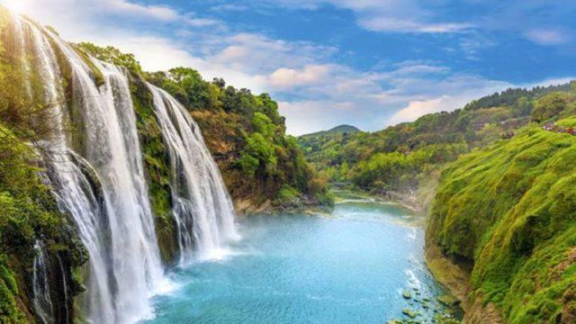 Membelah Sungai? Inilah 4 Air Terjun Paling Menakjubkan di Dunia!