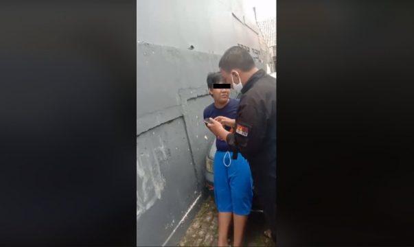 [VIDEO] Viral, Netizen yang Diduga Memukul Ibunya Diamankan Warga