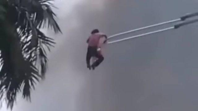 Viral Sosok Mirip Cewek Panjat Tiang Tinggi Saat Demo! Ternyata...