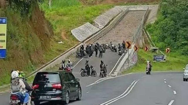 Viral! Potret Pengendara Nongkrong di Jalur Penyelamat Bikin Kesal