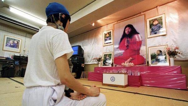 Sekte Aum Shinrikyo bertanggung jawab atas serangan gas sarin di jepang tahun 90-an. (BBC)