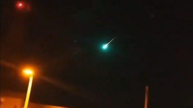 Bola Api Misterius Berwarna Hijau Kebiruan Melintas di Langit Australia, Meteor Jatuh?
