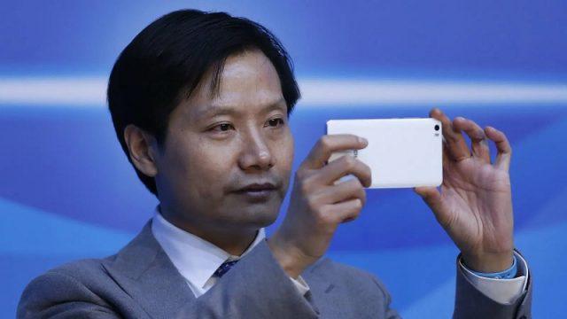 Gegerkan Fans! Bos Xiaomi Tercyduk Pakai iPhone Saat Update Status, Kok Bisa?
