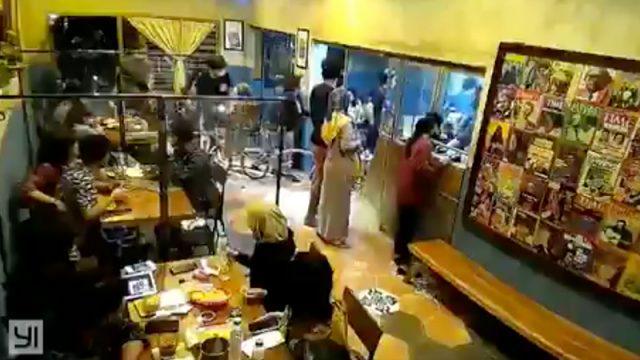 Jadi Viral, Rombongan Pesepeda "Brompton" Masuk ke Dalam Cafe dengan Sepedanya