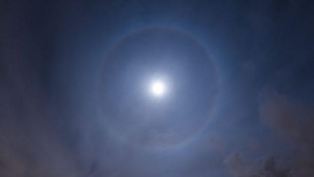 Heboh Fenomena Langka Bulan Bercincin, Isyaratkan Pertanda Apa?