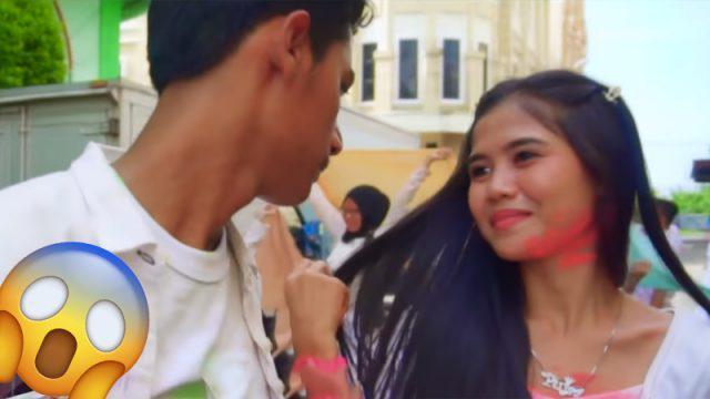 Kompak! Orang-orang Ini Menirukan Tarian India Persis Seperti Aslinya