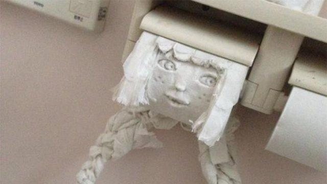 Seram Tapi Kreatif! Apa Reaksi Kamu Jika Melihat Ini Di Toilet Umum?