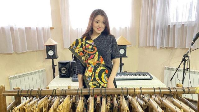 Pamer Kain Tenun Riau! Setelah Viral, Dayana Kunjungi KBRI di Kazakhstan