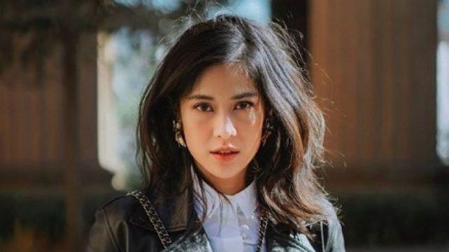 9 Potret Dian Sastro yang Menawan, Pesona Cantik saat Pakai Kacamata