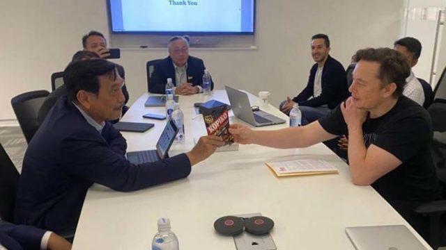 Usai Beli Twitter, Foto Elon Musk Ditawari Permen Kopiko Jadi Sorotan