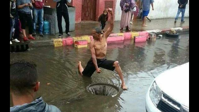 11 Foto Unik Warga +62 saat Musim Hujan dan Banjir