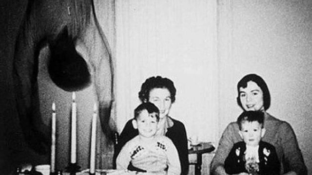 Jangan Dilihat, Ini 14 Foto Mistis Paling Misterius yang Bikin Bulu Kuduk Berdiri!