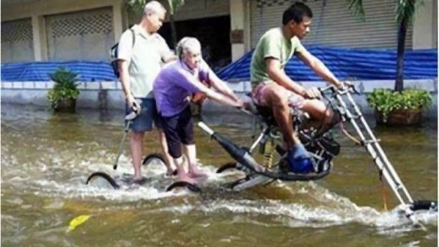 Kelewat Cerdas! 10 Kendaraan Anti Banjir Ini Siap Antar Kamu Terobos Genangan