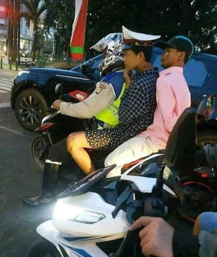 Twitter.com/OnlyinINA