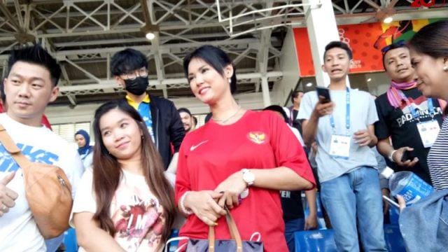 Mantul! Kenakan Jersey, Miyabi Dukung Timnas Indonesia Menang