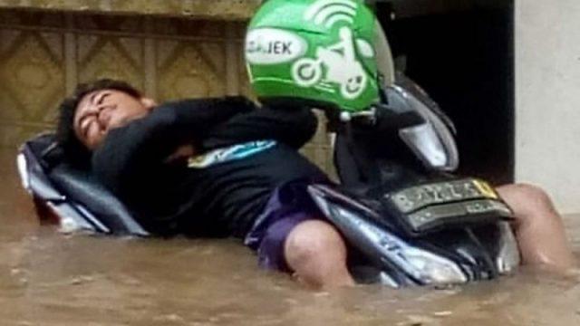10 Potret Santuy Warga Jakarta Saat Banjir, Ada yang Angon Buaya!