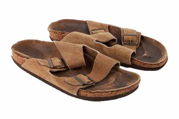 Sandal bekas pendiri Apple Steve Jobs dilelang (Julien’s Auctions)
